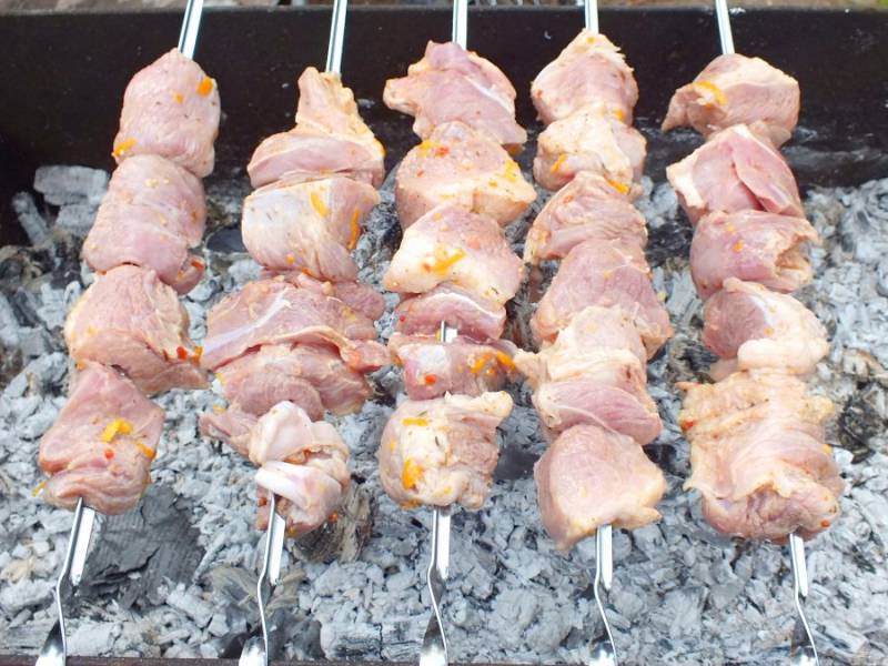 За 30 минут до жарки, откройте пакет, посолите по вкусу, завяжите, перемешайте и оставьте до конца маринования. Подготовьте мангал с углями. Угли должны быть покрыты белым пеплом. Насадите мясо на шапуры. Обжаривайте, переворачивая 30-40 минут.