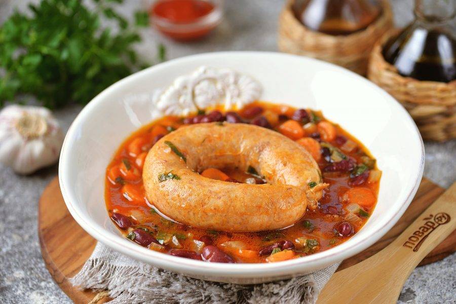 Готовые купаты в томатном соусе с фасолью подавайте к столу сразу же после приготовления. Приятного аппетита!