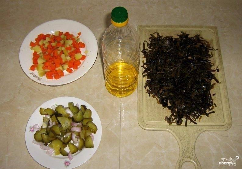 6) Смешайте все ингредиенты, заправив салат растительным маслом. По вкусу добавьте соль, сахар и молотый черный перец.