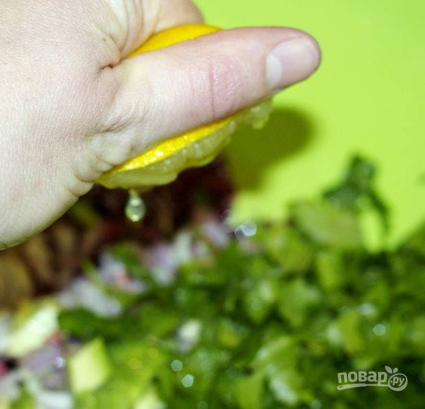 7.	Выкладываю в миску овощи, зелень и кальмары, поливаю лимонным соком и перемешиваю. По вкусу добавляю специи и соль (если нужно).