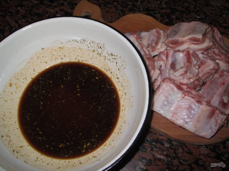 2. Чтобы ребрышки получились нежными и мягкими, их нужно замариновать. Для этого смешайте соевый соус с медом и специями для свинины и маринования мяса.