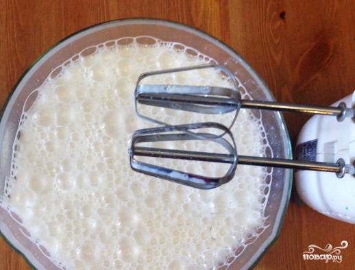 Взбиваем в глубокой посудине яйца с сахарным песком. Вливаем молоко и порционно всыпем муку, помешивая. Добавляем соду и масло растительное, взбиваем и оставляем ненадолго.