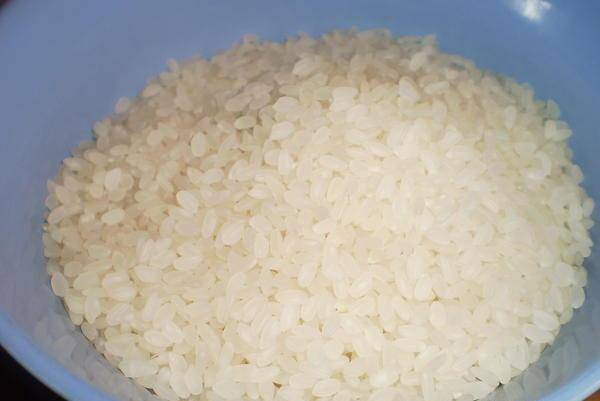 Рис следует несколько раз промыть и замочить в холодной воде.