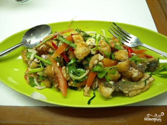 Салат из свежих овощей с жареной рыбой