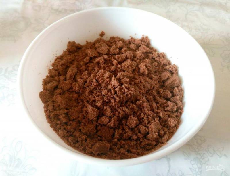 Пока тесто расстаивается, приготовьте шоколадную крошку (штрейзель). Для этого смешайте просеянную муку (50г), сахарный песок (25г) и какао-порошок, а затем влейте подсолнечное масло (2 ст.л.) и руками соедините компоненты до получения рассыпчатой массы.