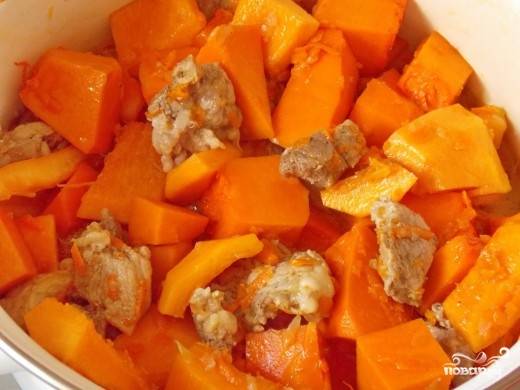 4. Тем временем нарезаем тыкву размером, как и свинина, и выкладываем сверху. Добавляем при необходимости еще немного воды, тушим до готовности тыквы.