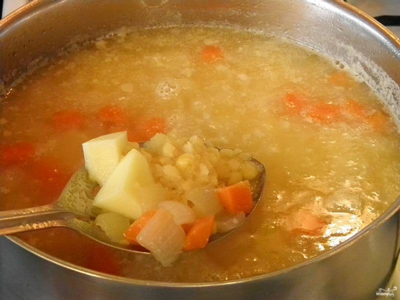 6. Добавьте картофель в суп, варите его 25 минут. Добавьте в конце варки любимые специи, перец черный молотый.