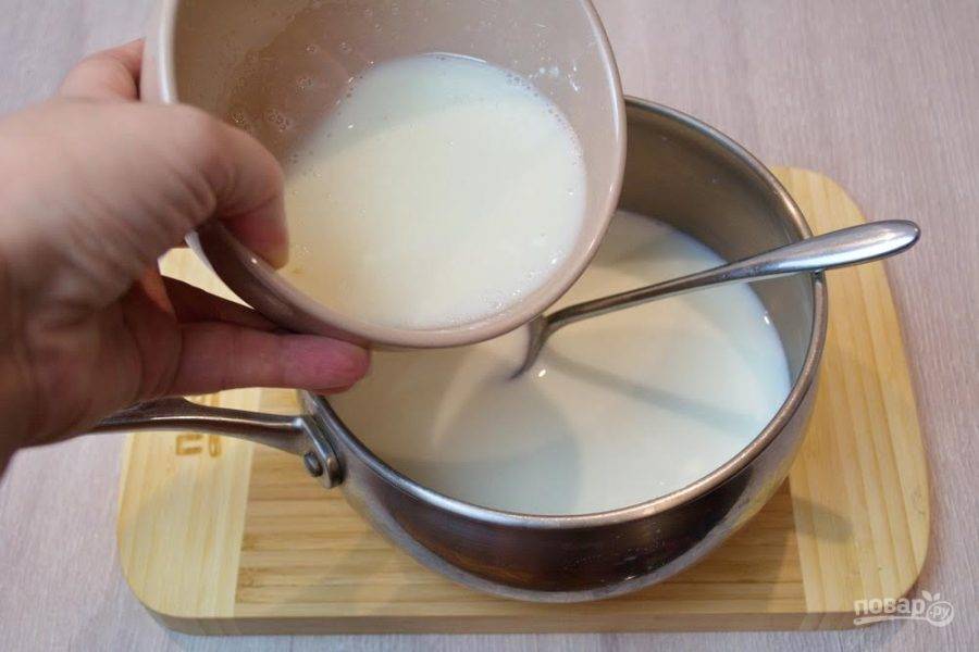 4. Предварительно отобранное молоко влейте в нагретое молоко и размешайте. Доведите до кипения и кипятите 1 минуту.
Как только пудинг начнет пузыриться, снимайте сотейник с огня.
Приятного аппетита! 