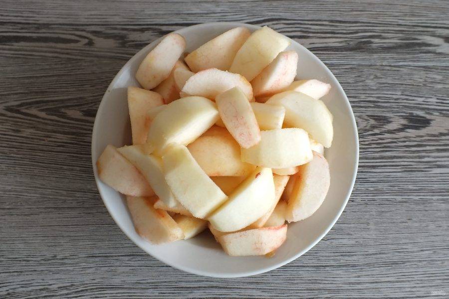 Яблоки очистите от кожуры, удалите семенную коробочку. Нарежьте на среднего размера дольки.