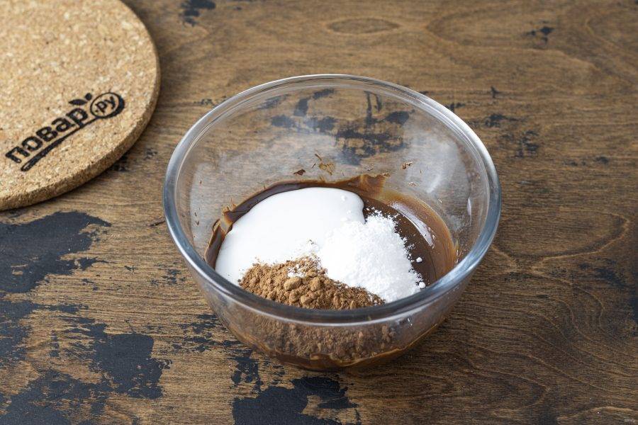 Добавьте сахарную пудру, кокосовые сливки и какао-порошок. Все перемешайте. Уберите массу на 2-3 часа в холодильник.
