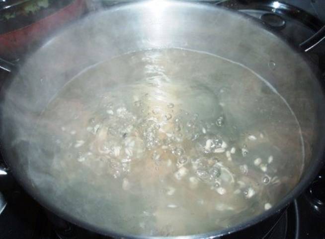 Поставьте вариться перловку, когда вода закипит, добавьте в кастрюлю целую картофелину. 