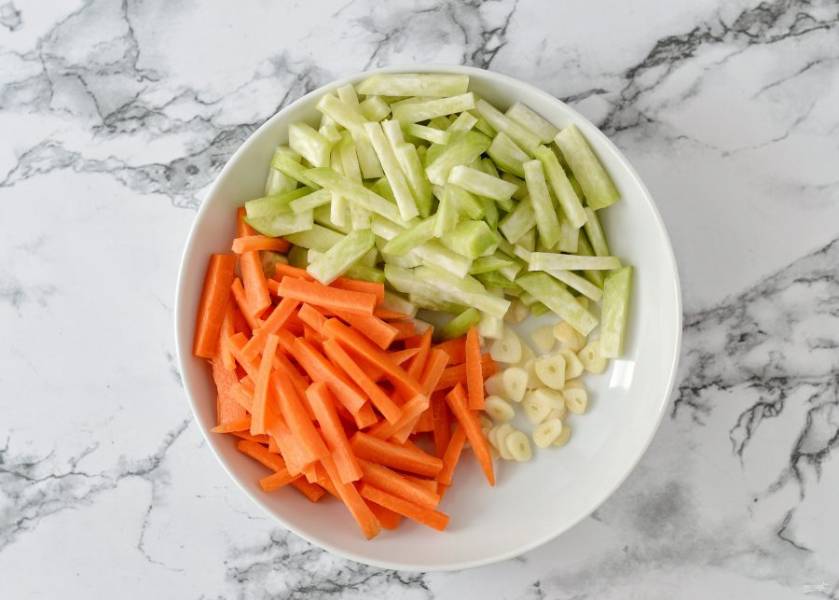 Редьку и морковь нарежьте крупными брусочками, а чеснок пластинами. 