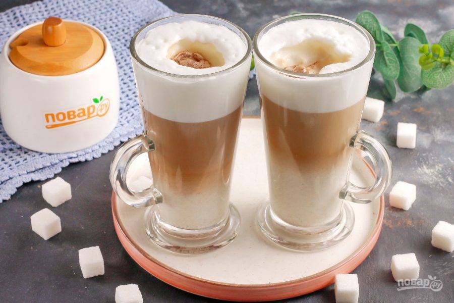 Влейте горячий кофе и выложите по 1 ч.л. карамели в каждый стакан, чашку. По желанию добавьте сахар и перемешайте при подаче.