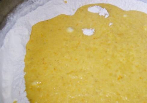 Масло растопите, добавьте яйца, сахар, мускатный орех и ванильный сахар. Также добавляем цедру лимона и апельсина.