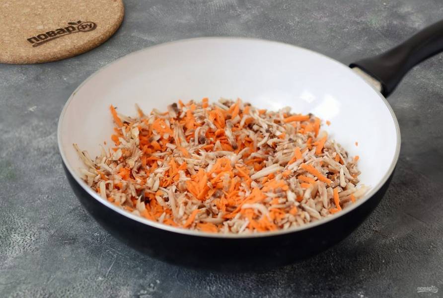 Добавьте в сковороду натертые на крупной терке шампиньоны и морковь. Приправьте всеми специями, посолите по вкусу. Жарьте пока не испарится лишняя жидкости. Затем переложите в миску и остудите.