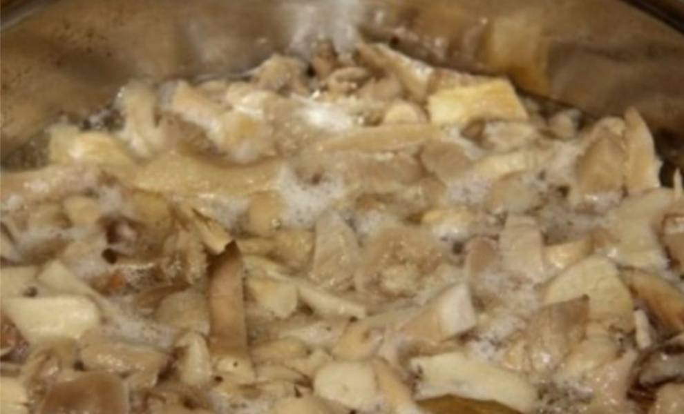 5. Выложите грибы в отдельную кастрюлю и залейте маринадом через дуршлаг.