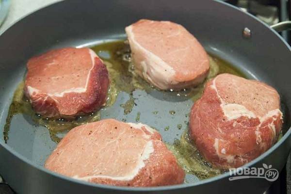Мясо вымойте, просушите, приправьте солью и перцем. На сковороде разогрейте оба вида масла, отправьте мясо жариться.