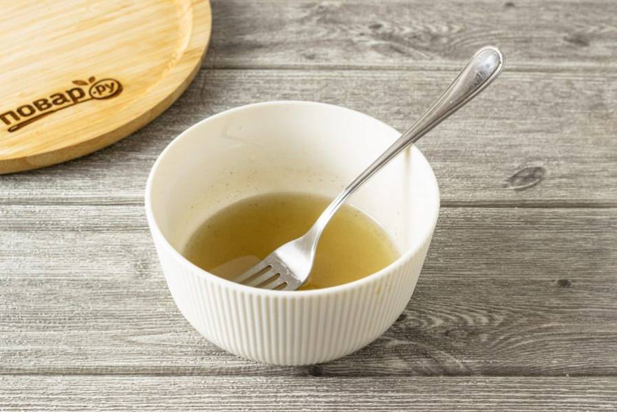 Сок от перцев смешайте с оливковым маслом и уксусом. Добавьте соль, сахар и молотый черный перец.