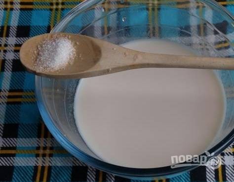 1. Прежде чем приступить к замесу теста, включите духовку и прогрейте ее немного. В глубокую мисочку отправьте теплое молоко, сахар и дрожжи. Размешайте до полного растворения. 