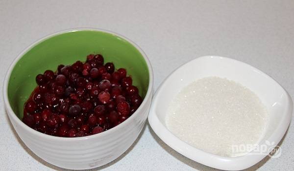 1. Вот два основных ингредиента: ягоды и сахар. Количество воды, кстати, вы тоже можете корректировать в зависимости от того, насколько насыщенный вы хотите морс. 
