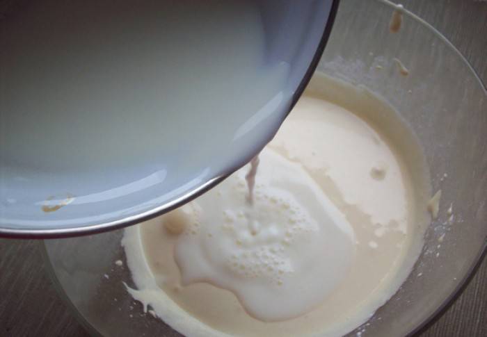 4. Молоко нужно довести до кипения предварительно и оставить остывать примерно до 40-42 градусов. Влить тонкой струйкой молоко в желтки. 