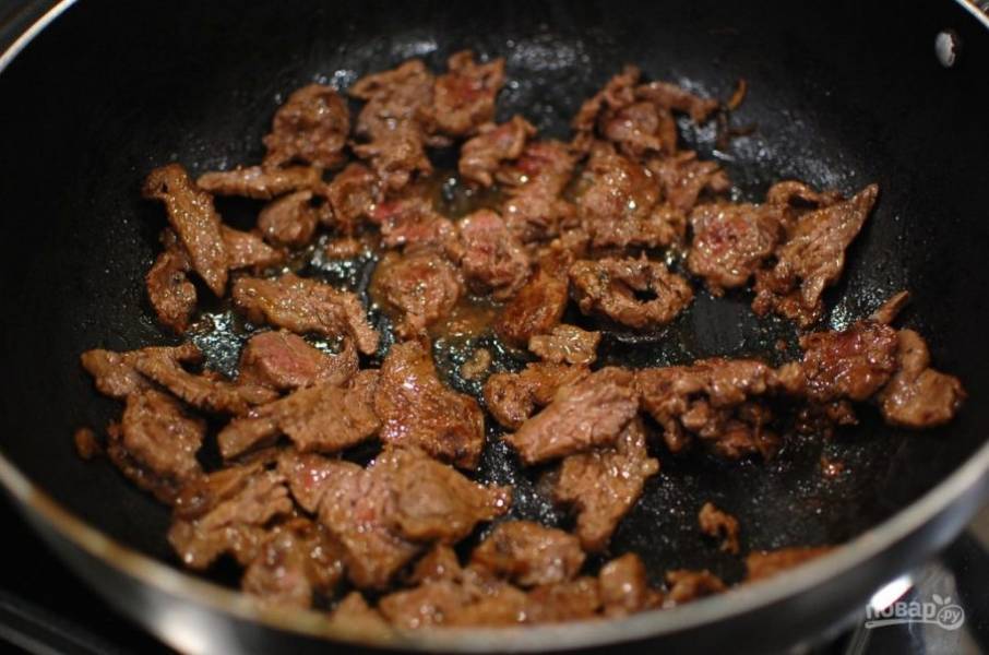 3.	Сковороду верните на огонь. Нарежьте говядину небольшими кусочками и выложите на разогретую поверхность, посолите и поперчите.