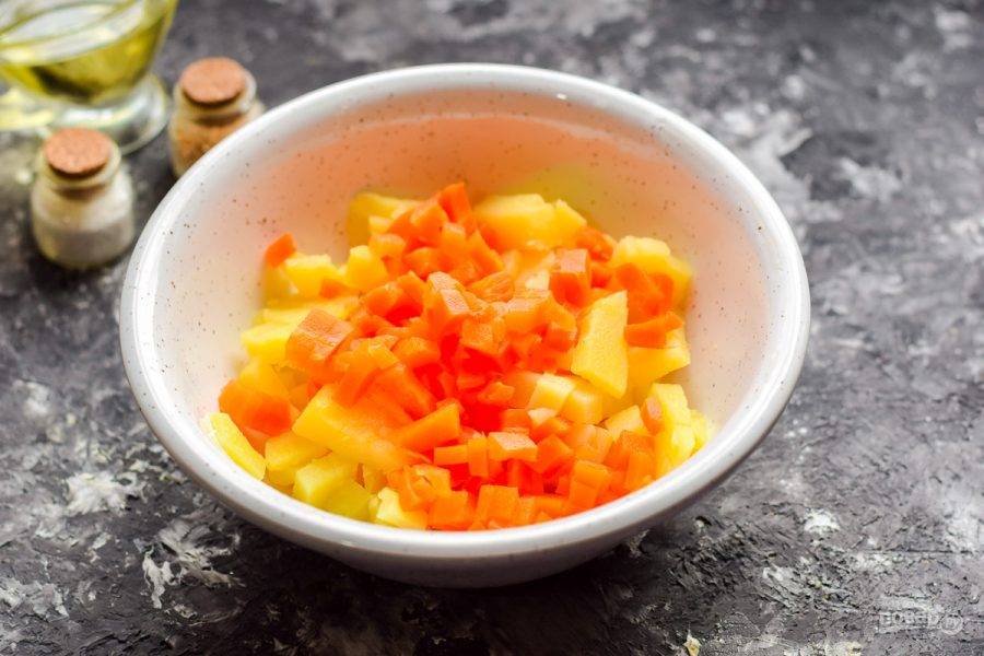 Добавьте нарезанную кубиками вареную морковь.