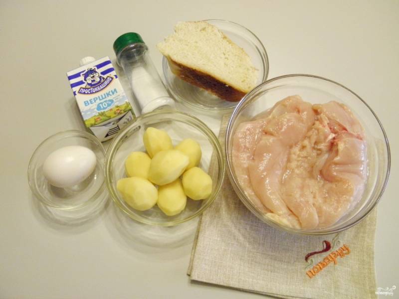 Подготовьте продукты для суфле. Вымойте тщательно мясо, очистите картофель. Отрежьте кусочек белого хлеба.