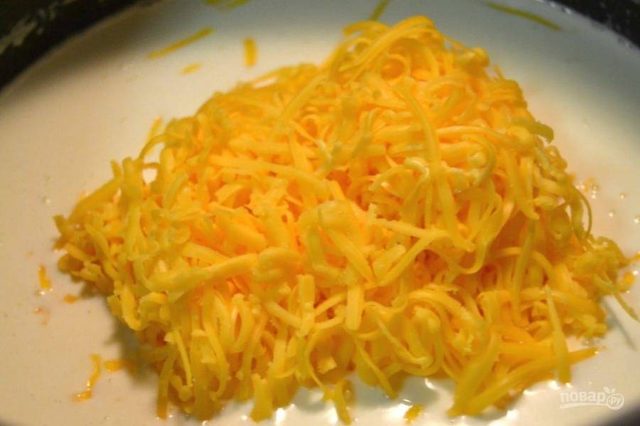 11.	Добавьте к сливочной смеси тертый сыр, перемешайте.
