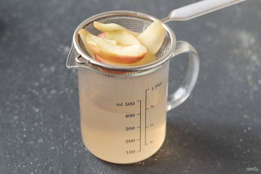Отделите яблочный сироп от яблок и пряностей.
