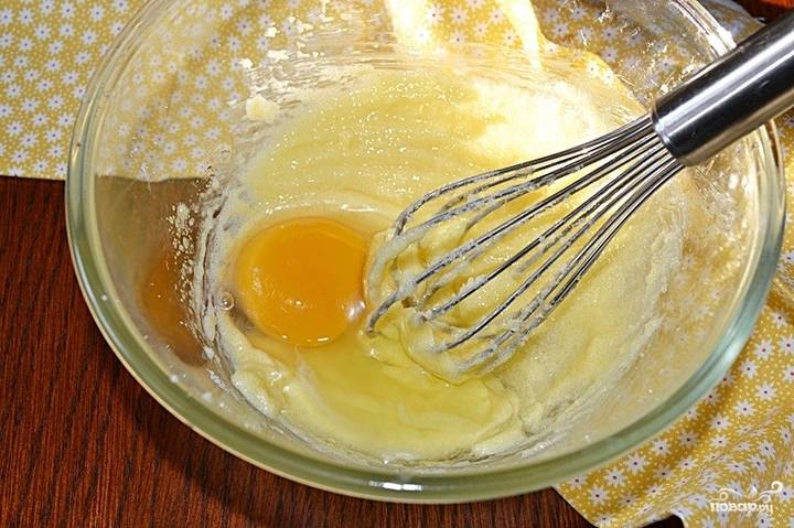 По одному затем добавьте яйца, продолжайте взбивать венчиком. 
