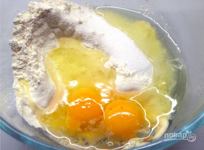 В миске смешайте муку, сахар и яйца. Взбейте все венчиком, постепенно вводя молоко.