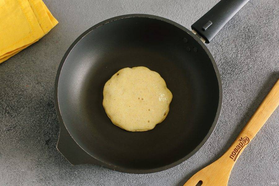 Жарьте оладьи в сухой сковороде. Принцип тот же, как и при приготовлении панкейков. Налейте немного теста, распределяя его кругом и дождитесь появления дырочек.