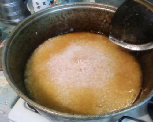 5. Рис промываем, через полчаса выкладываем в кастрюлю и разравниваем. Заливаем водой на 8 мм, солим и перчим по вкусу. Тушим до готовности риса.