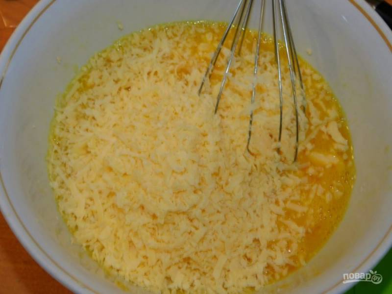 Добавьте тертый сыр, соль и специи.