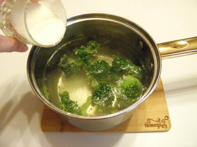В кипящую воду опустите брокколи и всыпьте манку, быстро перемешивая, чтобы не образовались комочки. Доведите до кипения и проварите суп 10 минут.