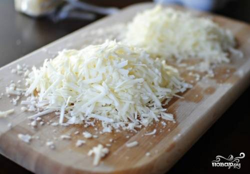 Сыр для этого блюда подойдёт любой, главное, чтобы он был твёрдых сортов. Первым делом натрите его на крупной тёрке.