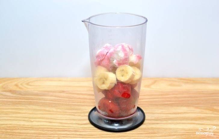 2. В чашу блендера отправьте измельченный немного банан, вымытую клубнику и мороженое. Если вы используете в рецепте приготовления милкшейка кисловатые ягоды, можно добавить немного сиропа или сахара, например. 