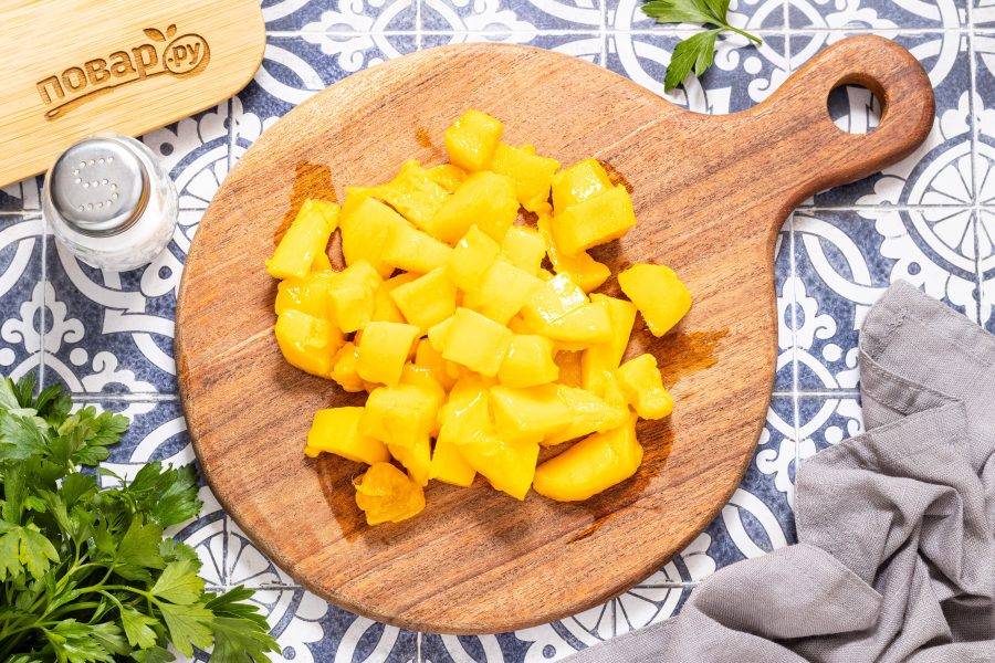 Очистите от кожуры, нарежьте кубиками.