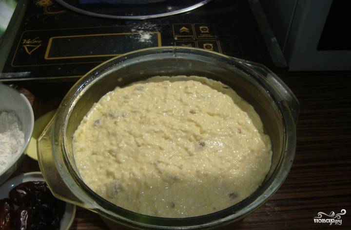 Выливаем творожное тесто в форму для выпечки. Ставим в теплое место на 30-40 минут.