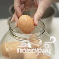 Остудите яйца в холодной воде. Затем слегка разбейте скорлупу, так чтобы образовались небольшие трещины. Это позволит яйцам лучше мариноваться. Уложите в банку.
