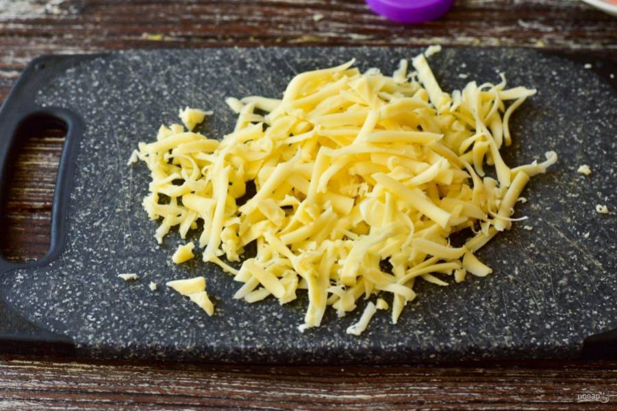 Натрите на крупной терке сыр.