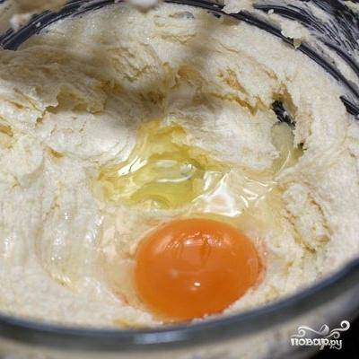 По отдельности добавляйте каждое яйцо и тщательно взбивайте массу.