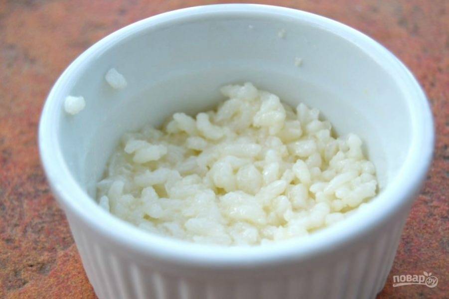 4.	Разделите рис на три порции, каждую разделите еще на две части, положите половину риса из одной порции в небольшую круглую форму.