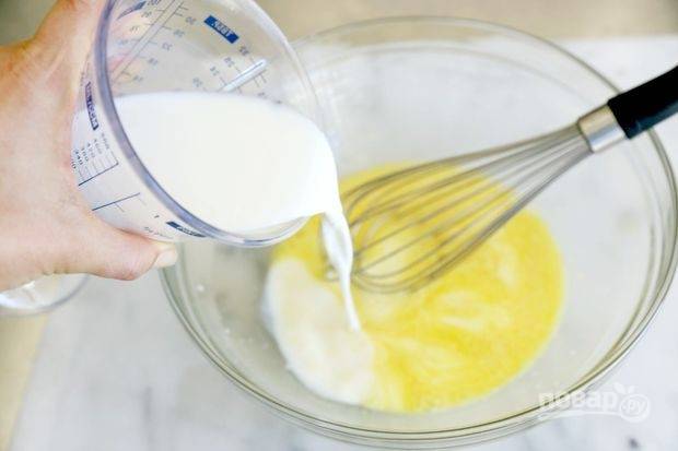 Влейте в тесто теплое молоко и снова все смешайте до однородности. Оставьте тесто на 5-10 минут.