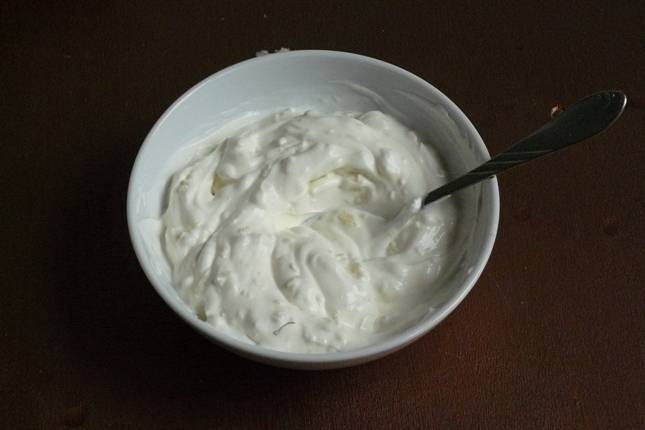 Приготовим соус. Для этого: измельчаем чеснок и смешиваем его с йогуртом.