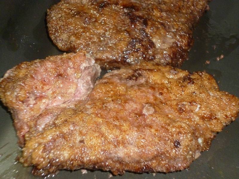 Доведите до полной готовности в духовке (7-10 минут). Можно положить на каждый кусок мяса небольшой кусочек сливочного масла.