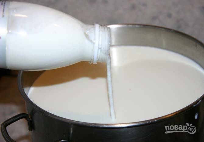 5.	Подогрейте кефир до комнатной температуры, затем влейте к молоку.