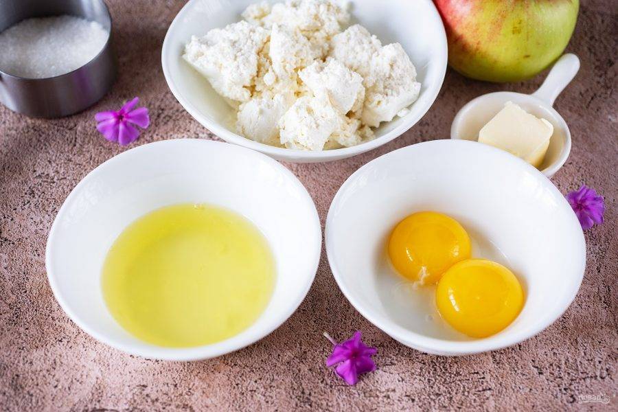 Яйца аккуратно разделите на белки и желтки по разным мисочкам.