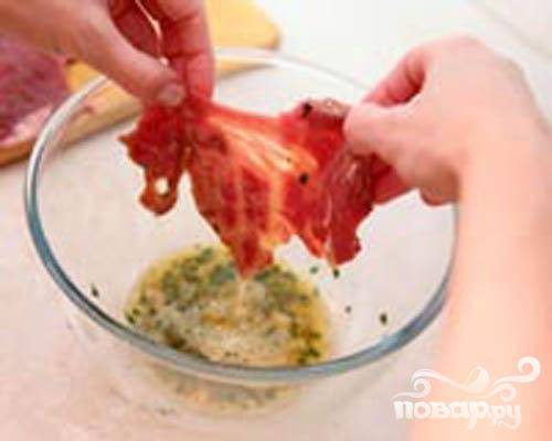 3.	Разогреваем сковороду, добавляем растительное масло. В льезон поочередно опускаем каждый ломтик мяса.